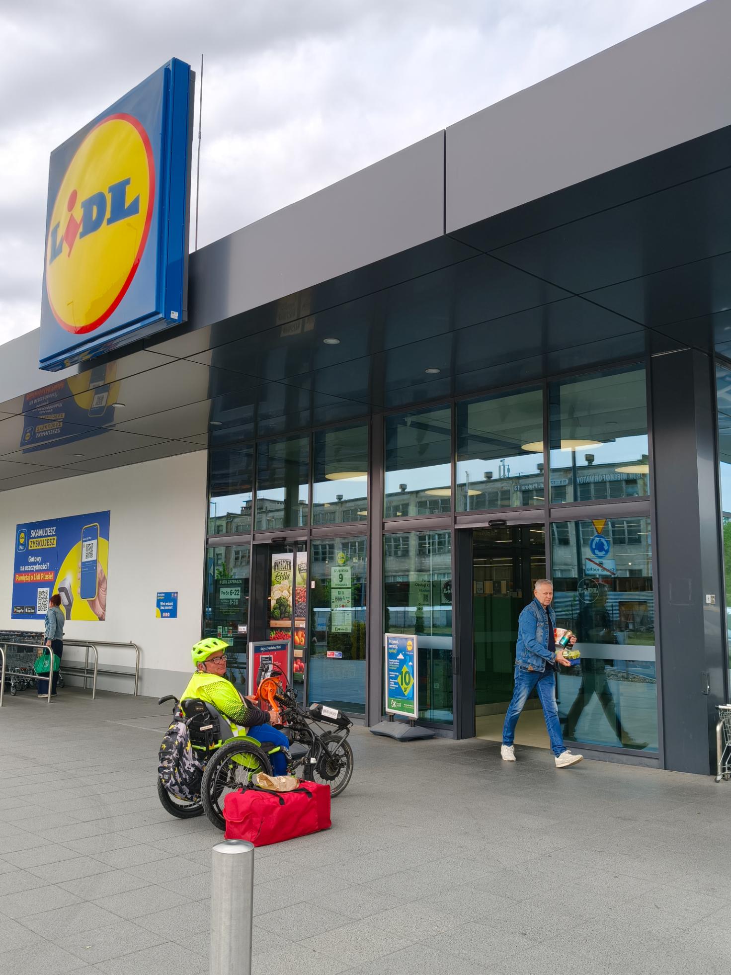 Zdjęcie do wpisu: zbiórka dla Zbyszka przy Lidlu Bydgoszczy .po dziękowania dla ludzi którzy wspierają wszelką pomocą moje cele, które są ważne dla mnie